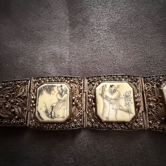 Vintage Chinese Filigree Bracelet With Hand-Engraved Panels - Picture 4 of 9